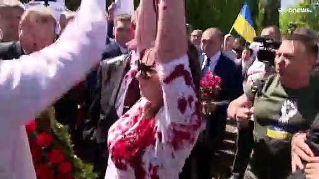 L'ambassadeur russe en Pologne aspergé d'un liquide rouge à Varsovie