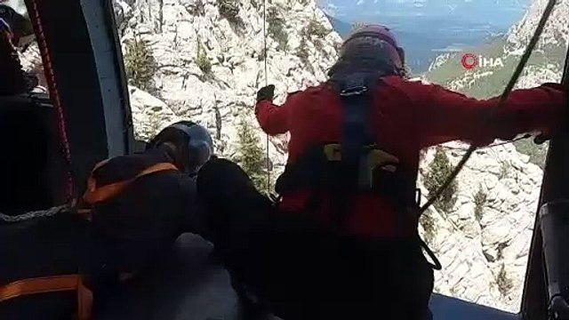 Dağa tırmanırken ayağını kırıp mahsur kalan turist, Skorsky ile kurtarıldı