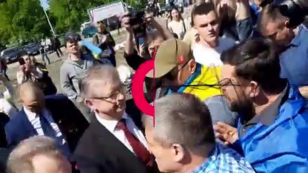 Polen: Blutrote Farbe statt Gedenk-Kränzen