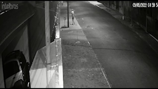 Ladrão de panelas é flagrado por câmeras de segurança