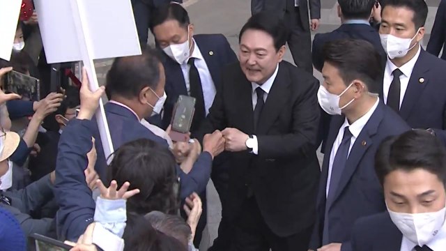 [현장영상+] 윤석열 대통령 내외 사저 출발...인근 주민들 축하 행사 / YTN