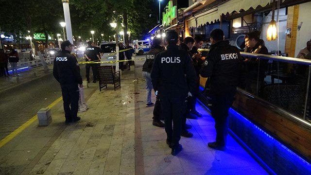 Kafeyi basıp, karısı ve kızının gözü önünde dehşeti yaşattılar