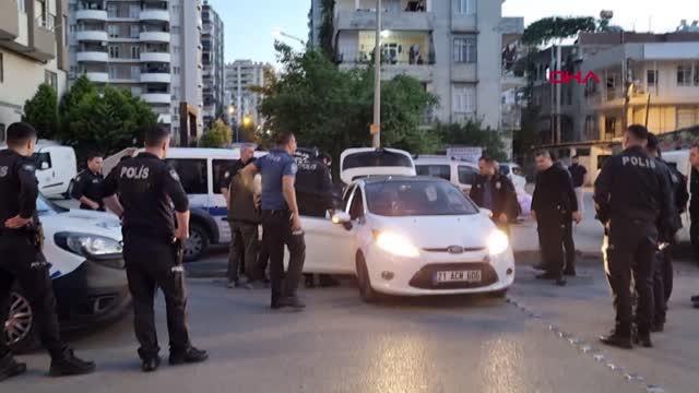 ADANA-POLİSTEN KAÇIŞ KAZAYLA BİTTİ; SÜRÜCÜ YARALANDI, 2 ARKADAŞI GÖZALTINDA
