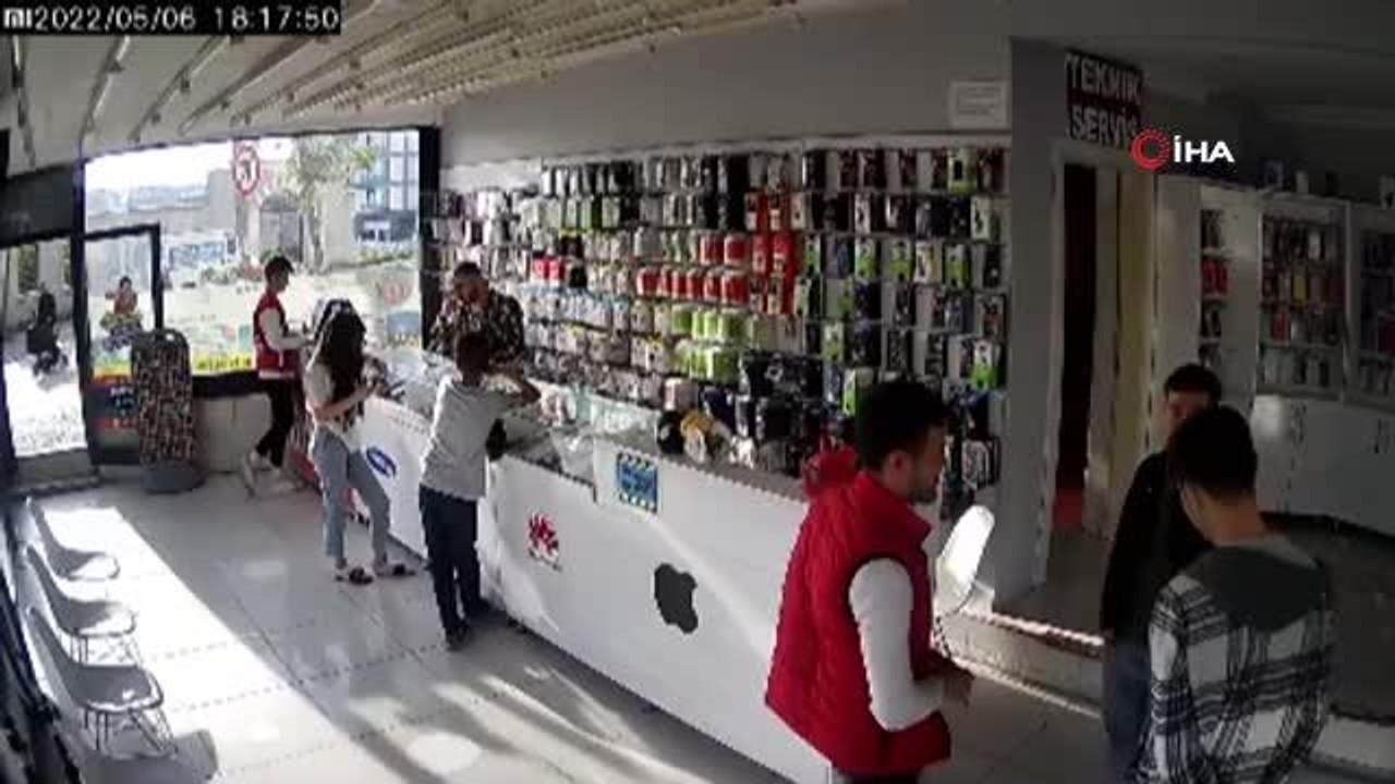 Son dakika haberi | Yaş tahtaya basan hırsız kamerada... Müşteri gibi girdiği dükkandan cep telefonu çalan hırsız, dükkan sahibine yakalandı