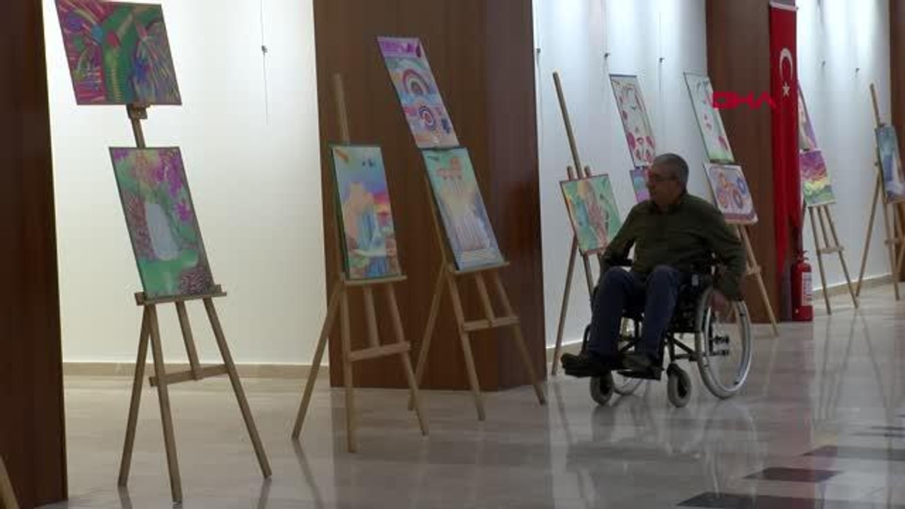 TEKERLEKLİ SANDALYEDE ÇİZDİĞİ RESİMLERİ SERGİLEYEREK HAYALİNİ GERÇEKLEŞTİRDİ