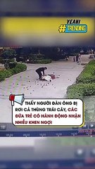Thấy người đàn ông bị rơi cả thùng trái cây, các đứa trẻ có hành động nhận nhiều khen ngợi
