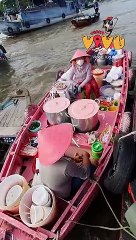 'Cưng xỉu' chiếc ghe full màu hồng nổi bật ở chợ nổi Cái Răng