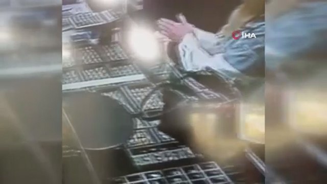 Elazığ'da sahte altın ile kuyumcunun dolandırılma anı kamerada