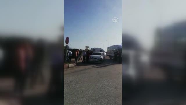 AFYONKARAHİSAR - Servis minibüsü ile otomobilin çarpıştığı kazada 17 kişi yaralandı