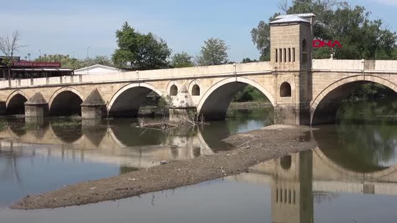 DEBİSİ DÜŞEN TUNCA NEHRİ OTLARLA KAPLANDI