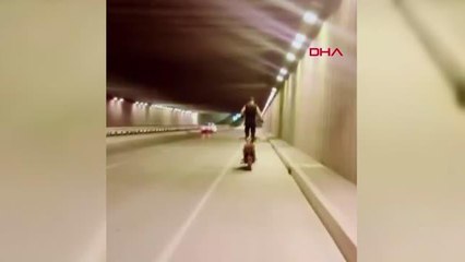 MOTOSİKLETİ AYAKTA SÜREN SÜRÜCÜ KAMERADA