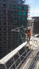 KAĞITHANE'DE İSKELEDE MAHSUR KALAN İŞÇİLER VİNÇLE KURTARILDI