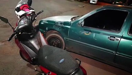 Carro e moto colidem deixando mulher ferida