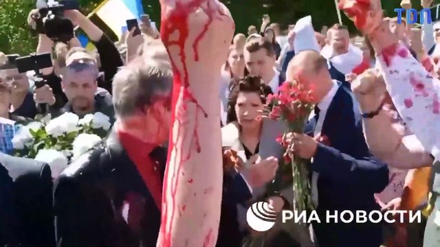 L'ambassadeur de Russie en Pologne, Sergueï Andreev, a été aspergé de sang