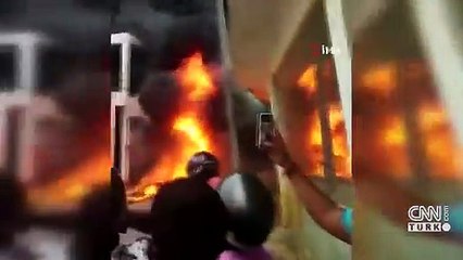 Göstericiler başbakanın ve siyasilerin evlerini yaktı