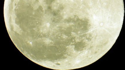 OVNI pasa por la luna, minuto 2:34