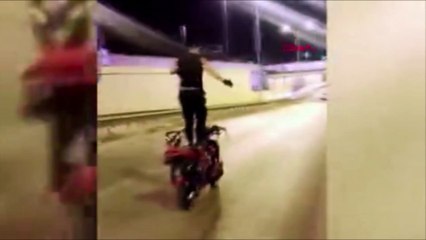 Motosikleti ayakta sürdü