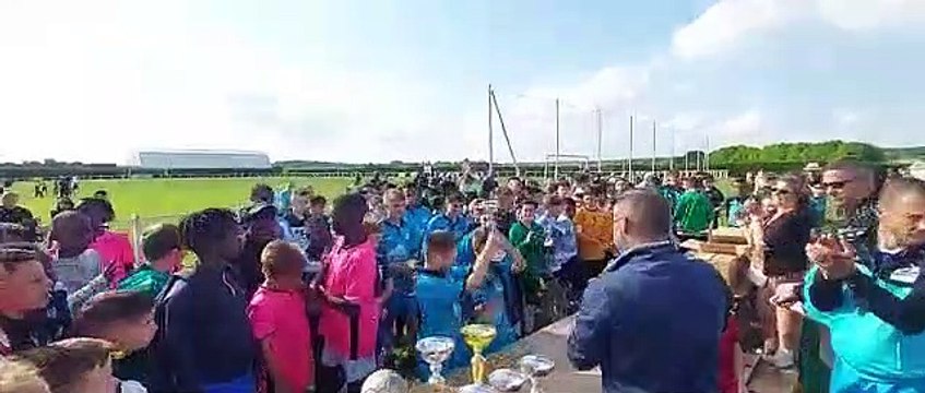La remise des coupes pour l'équipe A des U13 - Tournoi de bréval du 8 mai