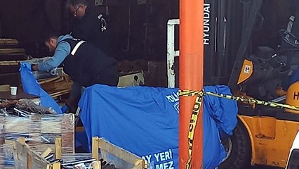 Video herunterladen: Forkliftten düşen pres makinesinin altında kalan işçi öldü