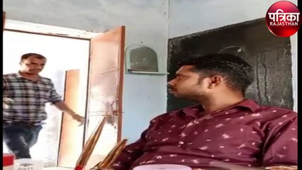 Video : नशे में धुत्त शिक्षक लकड़ी लेकर प्रधानाध्यापक के पीछे छोड़ा