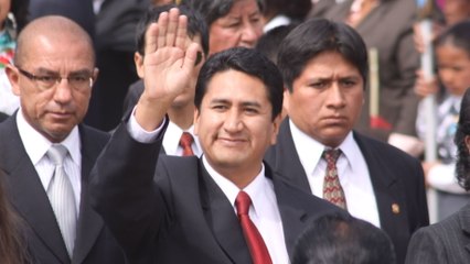 Cerrón llama a cambiar la Constitución de Perú "por las malas"