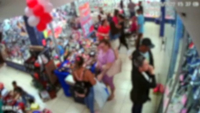 Mulheres são flagradas furtando em loja de calçados no Centro