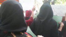 Las mujeres gritan contra el burka en Afganistán
