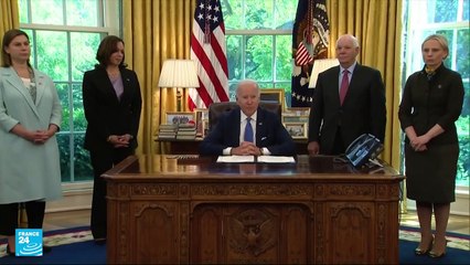 بايدن يوقع قانونا لتسريع إيصال الأسلحة لأوكرانيا