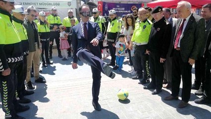 Alkolün etkisini taktıkları gözlükte yaşadılar... Ayaklarının ucundaki topa vuramadılar