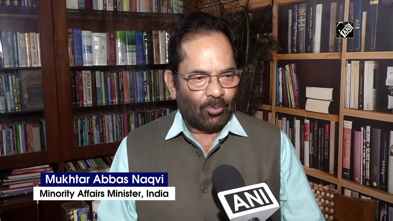 Mukhtar Abbas Naqvi accuses Congress of looting India