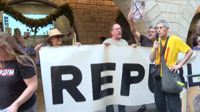Queman fotos de Felipe VI en una protesta independentista en Girona