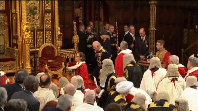 El príncipe Carlos sustituye a la reina Isabel II en la apertura del Parlamento británico