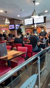 شاهد توافد بعثة الأهلى على مطار القاهرة للسفر إلى الجزائر لمواجهة وفاق سطيف