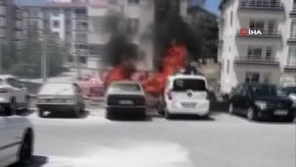 Hastane bahçesinde park halindeki otomobil yandı