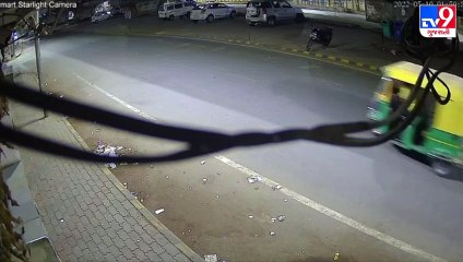 Ahmedabad: Bapunagar માં અસામાજીક તત્વોનો આતંક, પાર્ક કરેલી કારમાં આગ ચાંપી દીધી, જુઓ CCTV