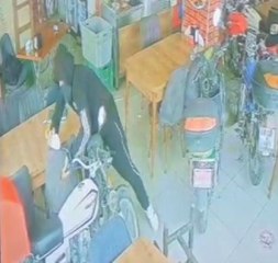 LOKANTADAN MOTOSİKLET HIRSIZLIĞI KAMERADA