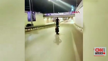 Motosikleti ayakta sürdü!