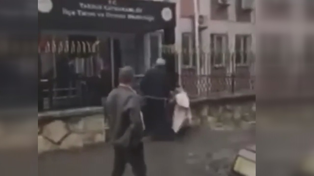 Mersin’de hayvanları telef olan çiftçiden eylem: Küçükbaş hayvanı kurumun önüne attı