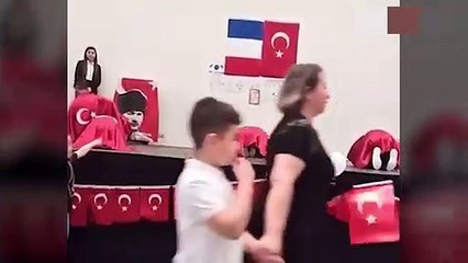 Skandal görüntülere tepki yağdı! Çocuklar Atatürk ve bayrağa secde ettirildi