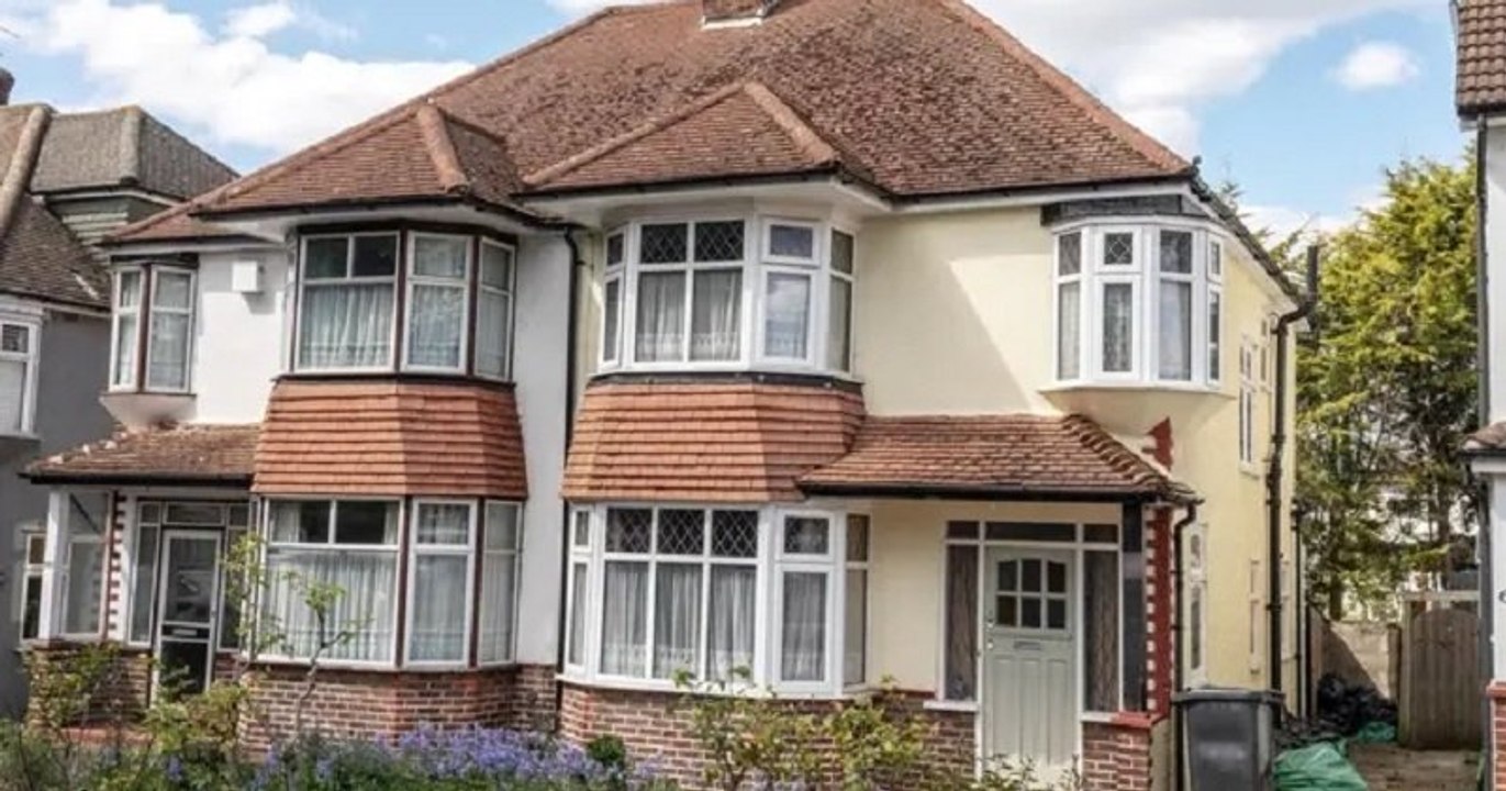 Très attachée à sa maison et ses souvenirs, une centenaire refuse de la vendre alors que sa valeur est 680 fois supérieure qu'à son achat