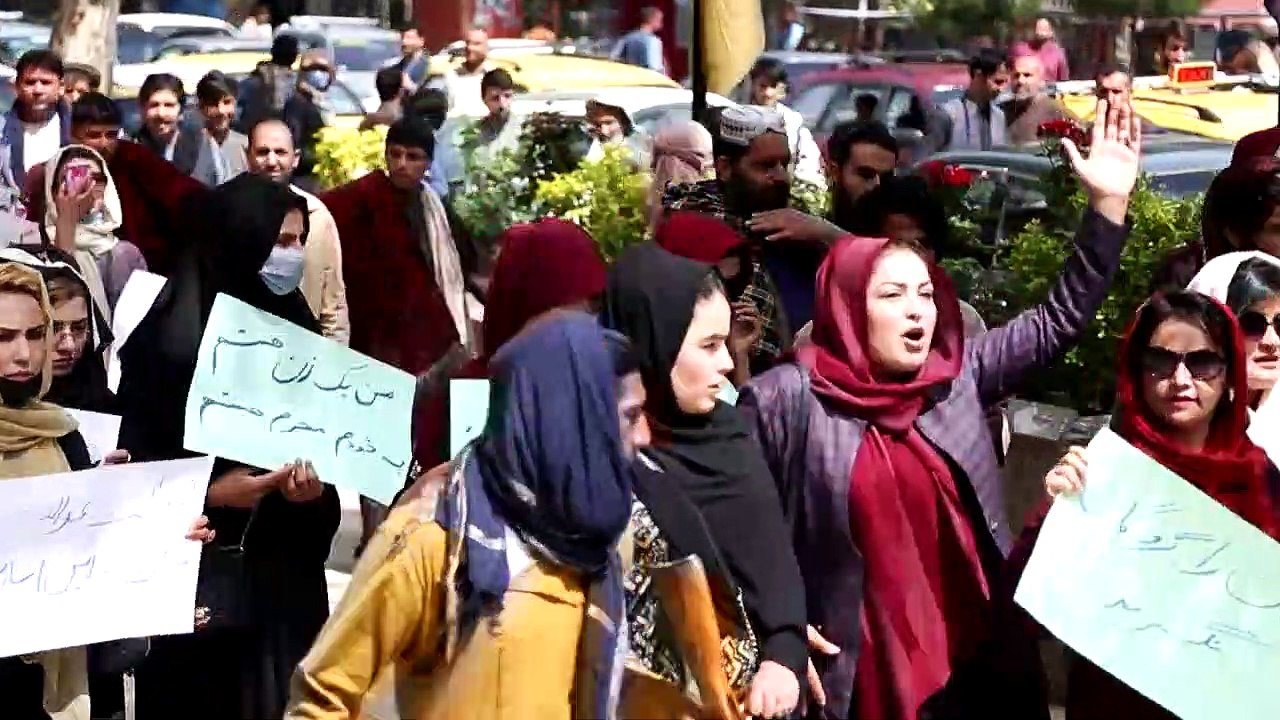 Mulheres protestam em Cabul contra imposição do véu integral