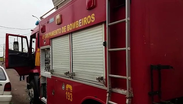 Bombeiros resgatam cachorrinha que caiu em fossa no Bairro Morumbi
