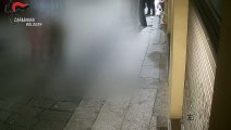 Bologna, brutale aggressione in via Zamboni: le immagini delle telecamere