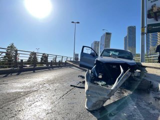 Kartal'da bariyerlere çarpan otomobilin sürücüsü ağır yaralandı