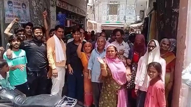 पेयजल समस्या से त्रस्त लोग सडक पर उतरे, अधिकारियों को सुनाई खरी खोटी, देखिए वीडियो....
