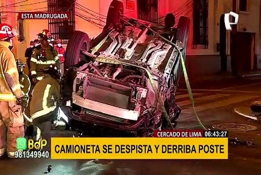 Aparatoso accidente en el Cercado de Lima: auto termina volcado tras chocar contra poste