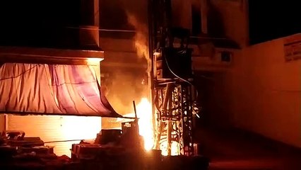 बिजली ट्रांसफार्मर में लगी आग, मची अफरा-तफरी, देखिए वीडियो...