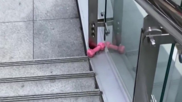 아파트 고층에서 아령 떨어져...다친 사람 없어 / YTN