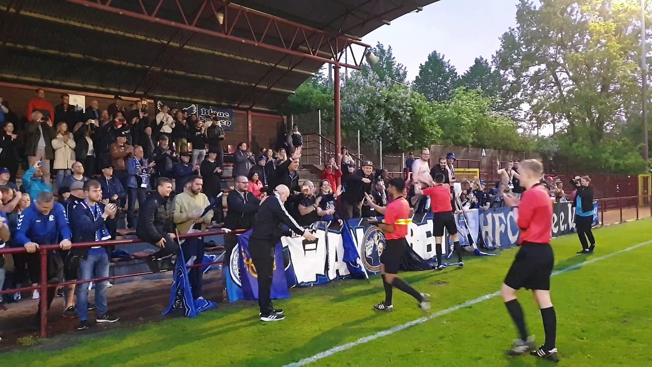 Der HFC Falke bejubelt den 3:2-Sieg in der FENIX Trophy über CD Cuenca mit den Fans!