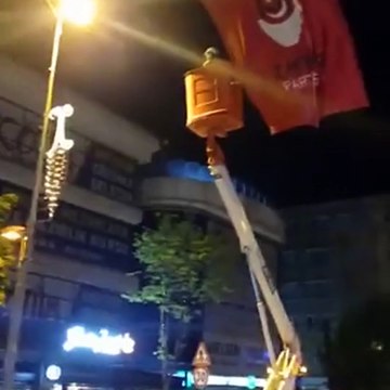 Ümit Özdağ: Küçükçekmece'de Polis Zafer Partisi bayrağı indiriyor